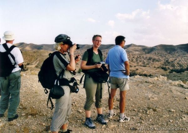 image-087 <p><b>Matmata</b></p>
<br>
<div align=left>
<p>Ein langer Spaziergang (unser zweiter an diesem Tag) um und durch Matmata, bei dem wir Gelegenheit hatten, in verschiedene Wohntrichter zu gucken, hat uns ordentlich Appetit auf das Abendessen gemacht. Kein Wunder, denn aus dem Spaziergang wurden locker zwei Stunden!</p>
</div>