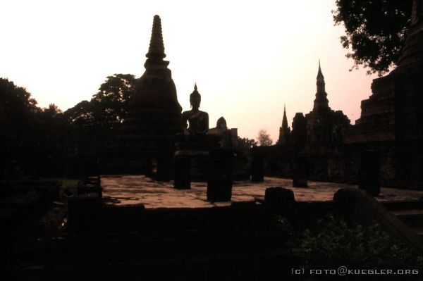 image-191 <p><b>Historisches Stadtareal Sukkothais</b></p>
<br>
<div align=left>
<p>Mit den urigen Fahrrädern macht es riesen Spaß und wir fahren die restliche Freizeit einfach noch in der Dämmerung auf dem Gelände umher bis es Dunkel ist. Jetzt geht es ab ins Hotel und anschließend in die Stadt. Zum Abendessen gibt es für uns heute kalte Pizzareste und Bier aus dem Supermarkt.</p>
</div>