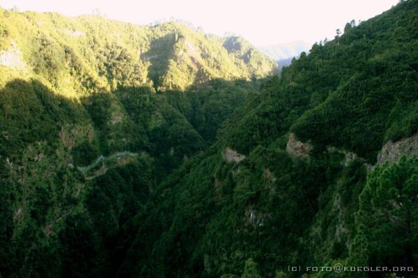 IMG_0479 <div align=left>
<p>Da wir schon einmal im Nordwesten der Insel sind, beschließen wir, zurück über den touristisch wenig bekannten Norden der Insel zu fahren. Prompt verfahren wir uns irgendwo, bekommen dafür aber als Entlohnung tolle Schluchten zu sehen.</p>
</div>