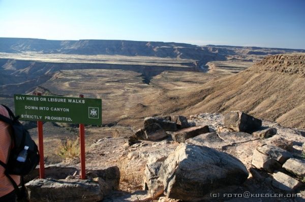IMG_3559 <P><B>Fish River Canyon</B></P>
<div align=left>
<P>Der Canyon des Fish River ist angeblich der zweitgrößten Canyon der Welt. Leider kann man ihn in
dieser Jahreszeit aus Sicherheitsgründen nicht mehr betreten, aber die Aussichten an dessen Rand sind grandios.</P>
</div>