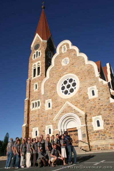 IMG_5186 <P><B>Gruppenfoto vor der Christuskirche in Windhoek</B></P>

<div align=left>
<P>In Windhoek angekommen laufen wir mit einigen anderen aus unserer Gruppe nochmal durch die Stadt und kaufen ein paar Souvenirs. Das letzte Kleingeld wird wie immer in Naturalien umgesetzt.</P>

<P>Wir treffen uns am Truck und halten an der Kirche, wo wir noch ein Abschiedsgruppenfoto machen wollen, denn inzwischen sind endlich die bestellten Tour-T-Shirts fertig. Wir verabschieden uns von Steffi und Ines, die noch eine Woche hier bleiben werden, bevor auch sie wieder nach Hause fliegen.</P>
</div>